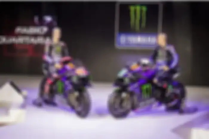 Pembalap Monster Energy Yamaha MotoGP, Fabio Quartararo dan Franco Morbidelli saat presentasi di Jakarta, Selasa (17/1/2022).