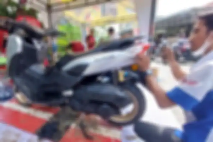 Motor Yamaha NMAX dan Honda PCX jangan cuma kuras oli usai terendam banjir, periksa juga komponen injeksinya.