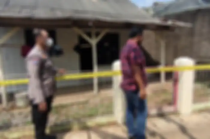 Polisi mencari keberadaan penyewa rumah kontrakan yang dihuni keluarga korban keracunan di Bekasi.