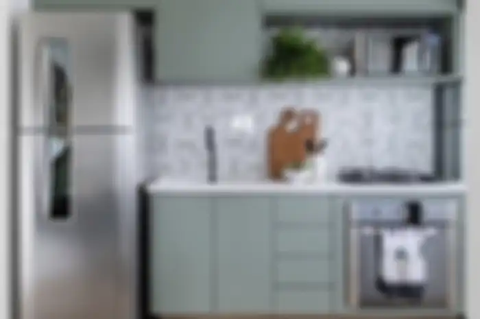 Warna hijau sage menjadi pilihan kelir untuk dapur mungil yang menyegarkan.