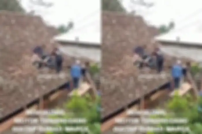 Suasana saat motor matic Honda BeAT nyangkut di genteng rumah di Magelang, warga ungkap kondisi jalan sekitar.