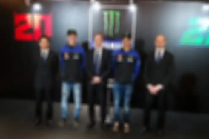 Manager Director Yamaha Motor Racing Lin Jarvis (paling tengah) ungkap risiko Sprint Race di launching Monster Energy Yamaha MotoGP 2023 di Jakarta 