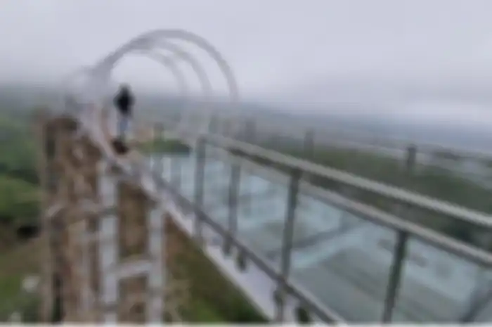 Punya nyali berburu foto awsthetic di atas jembatan kaca? Cobalah datangi Kemuning Sky Hills.