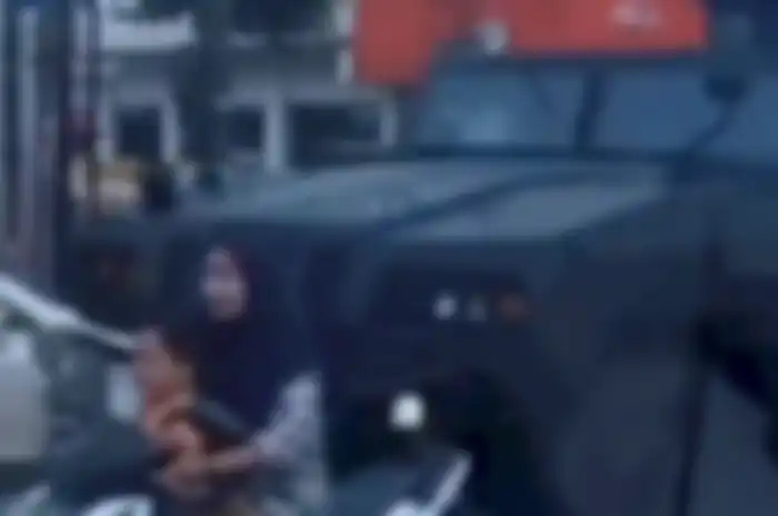 Seorang ibu meninggal dunia lantaran motor yang dikendarinya tersenggol rantis Kostrad TNI AD. Tubuhnya sempat terlindas. 