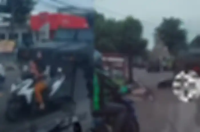 Detik-detik emak-emak membawa motor matic Honda Vario nekat menyalip konvoi ranpur hingga jatuh tertabrak.
