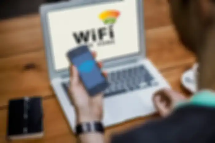 Ilustrasi mahasiswa sedang menggunakan apalikasi pencari WiFi umum untuk mengakses internet. 