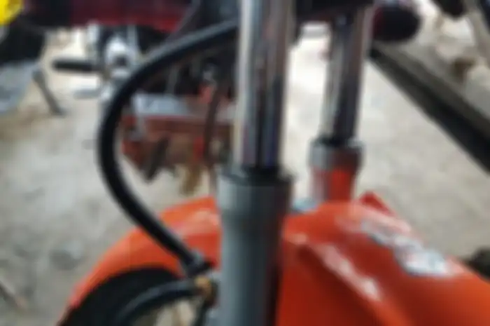 Ilustrasi perbaikan sok depan motor rusak.