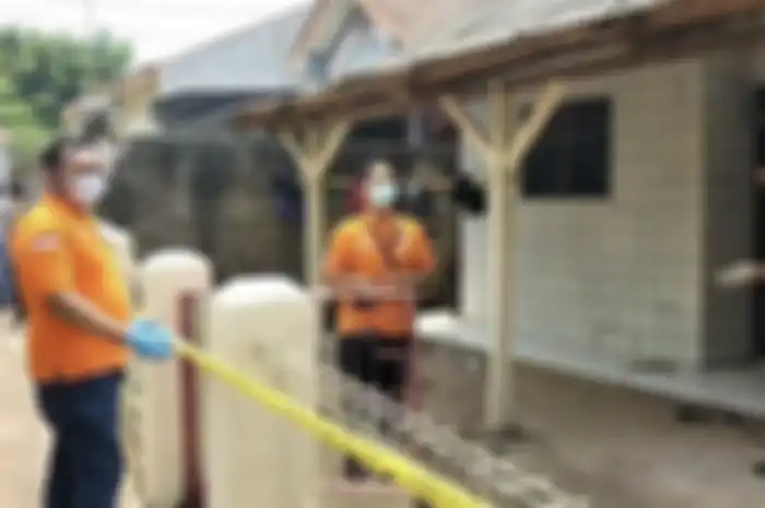 Polisi memeriksa dengan teliti rumah kontrakan, TKP pembunuhan berantai di Bekasi. Pemiliknya merasa dihasut pelaku.