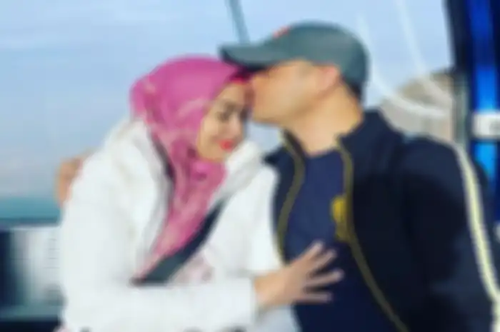 Momen Ferry Irawan bersama istrinya, yakni Venna Melinda.