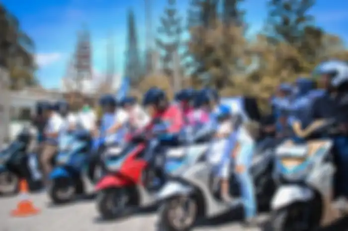 Momen para bikers menaik motor Yamaha FreeGo 125 bersama dengan keluarga dalam acara Yamaha FreeGo Family Day.
