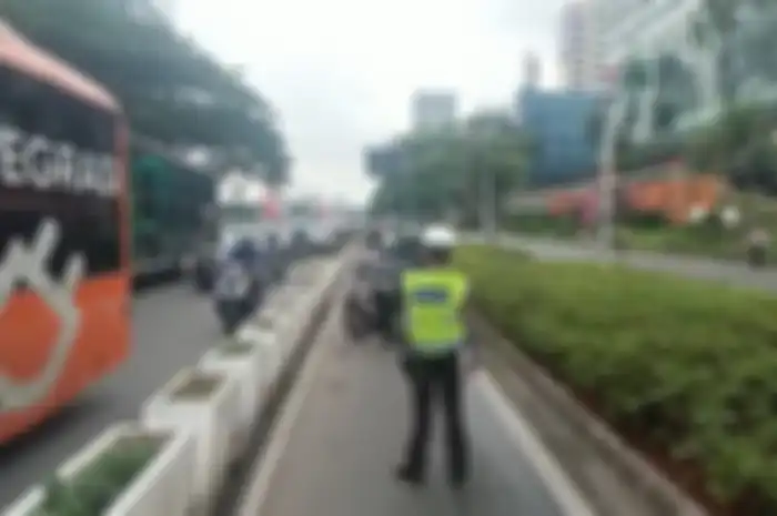 Momem polisi mencehgat para pemotor yang nekat masuk jalur sepeda.