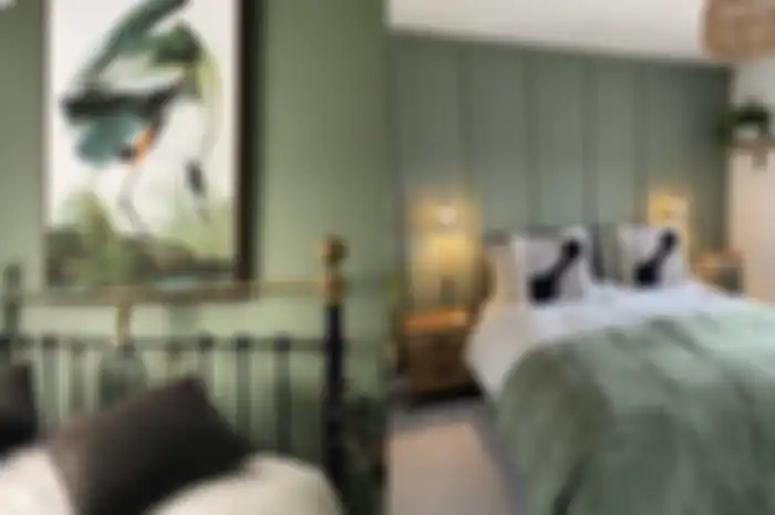8 Cara Menghadirkan Warna Hijau Sage di Kamar tidur