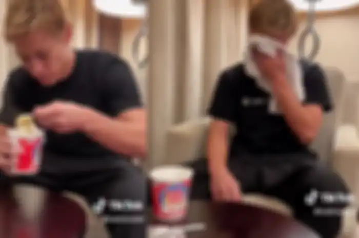 Keisuke Honda saat menyantap Pop Mie hingga berkeringat