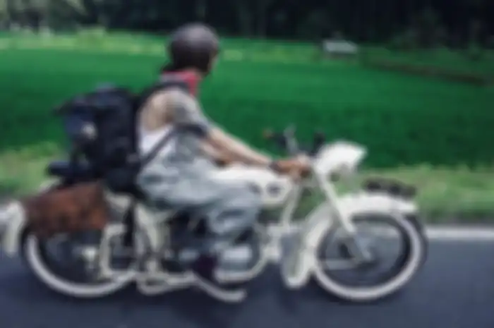 Momen Dikta mengendarai motor BMW R25.