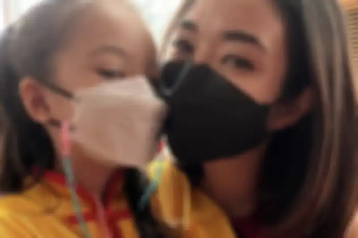Gisel mememani Gempita yang mengikuti perayaan Imlek di sekolahnya.