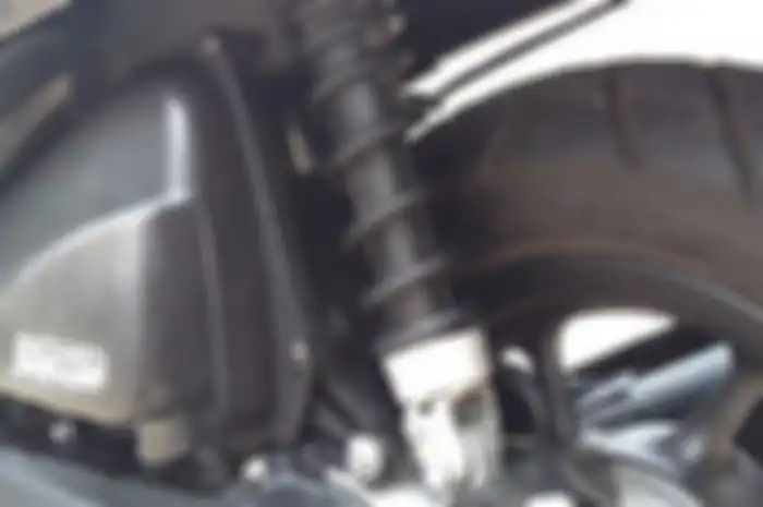 Ilustrasi tanda sok belakang motor matic rusak.