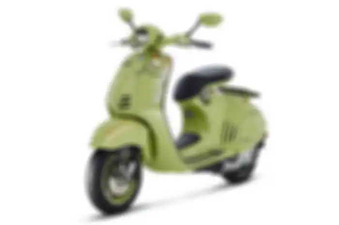 Motor Vespa 946 10 Anniversario mengusung tema Imlek dengan grafis kelinci air lucu.