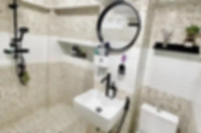 Agar fotonya enggak berubah warna, nat lantai tempat mandi dibersihkan dengan larutan alami.