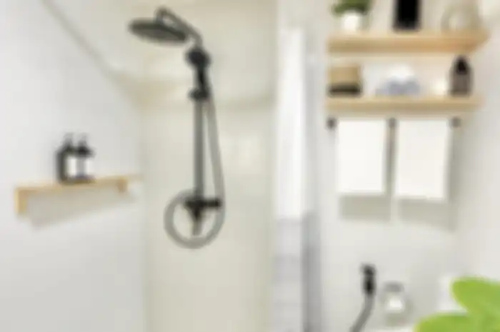 Inilah cara memiih material pelapis untuk kamar mandi minimalis. Bisa langsung kita aplikasikan di rumah.