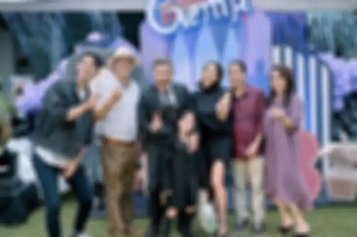 Alal Suryanto ikut menghadiri pesta ultah cucu kesayangan, Gempita Nora Marten. Ayah Gading juga ikut berfoto.
