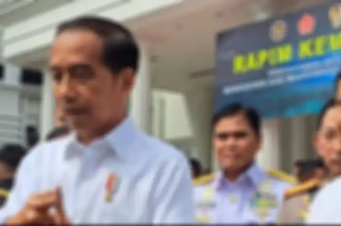 Presiden Joko Widodo bersama Menteri Pertahanan Prabowo Subianto ketika menemui awak media usai Rapat Pimpinan Kementerian Pertahanan di kantor Kemenhan