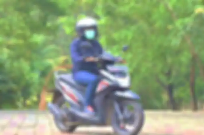 Ilustrasi cewek mengendarai motor.