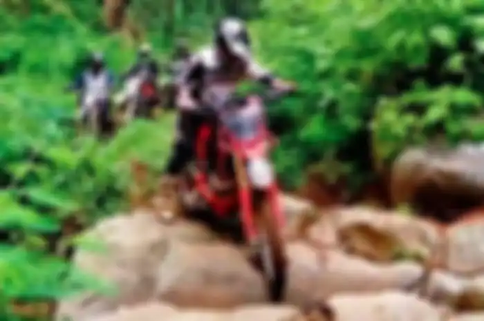 Ilustrasi 14 anggota klub motor trail hilang di hutan Banjalaweh.
