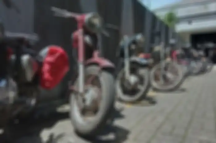 Beragam motor tua parkir di Anniversary BBMC Jakarta Chapter ke-12 di Idemitsu Moto Lounge, Cilandak, Jakarta Selatan, Minggu (22/1/2023).