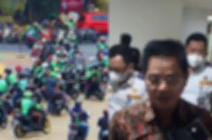 Ilustrasi driver ojol (kiri), Kadishub DKI Jakarta Syafrin Liputo (kanan).