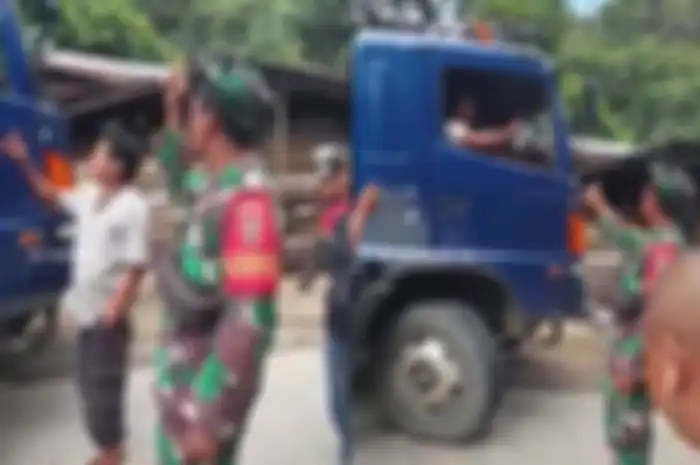 Aksi anggota TNI Azmiadi, gadai motor demi urai kemacetan 16 jam yang disebabkan truk tidak kuat nanjak di Samarinda.