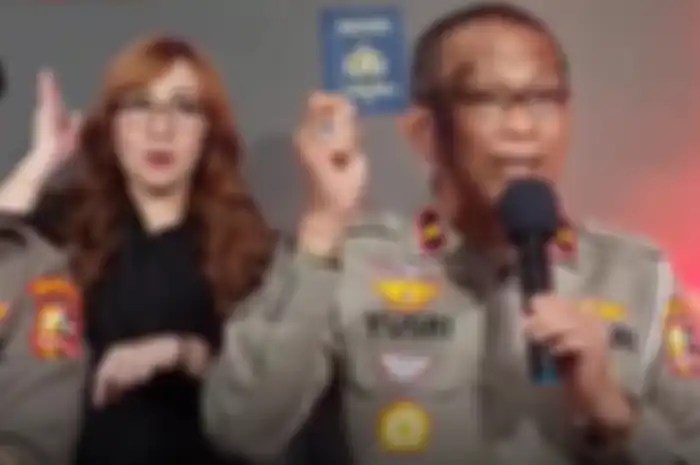 Direktur Regident Korlantas Polri Brigjen Yusri Yunus (kanan) menjelaskan BPKB motor ke depan bentuknya seperti pasport.