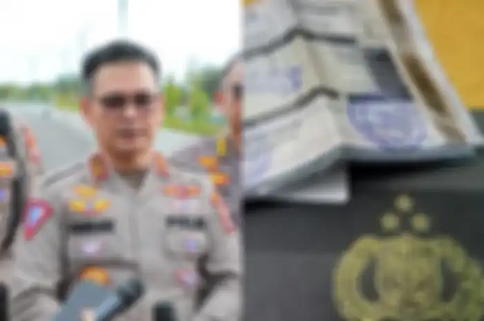 Ilustrasi Kakorlantas Polri Irjen Pol Firman Shantyabudi (kiri) dan data STNK dan BPKB kendaraan (kanan).