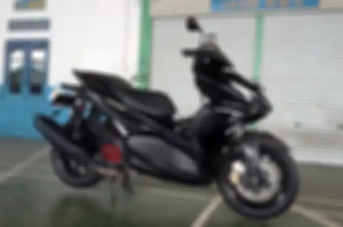 Modifikasi motor Yamaha Aerox full black milik Radityo Herdianto.