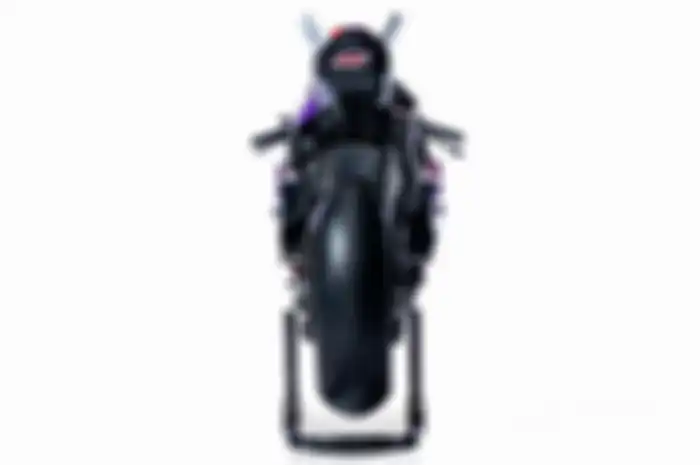 Logo balap F1 terlihat pada bagian bawah buritan subframe Ducato Desmosedici GP23. Ada unsur kedekatan para bos di dalamnya. 