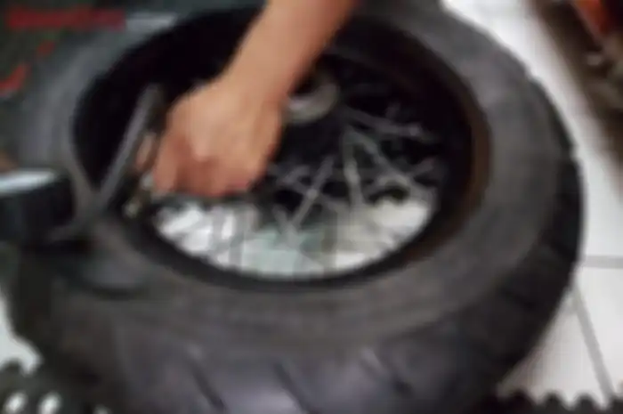 Tekanan angin pada ban motor harus tepat. Jika terlalu tinggi, traksi ban menurun dan bisa saja membuat kestabilan menurun jauh. 
