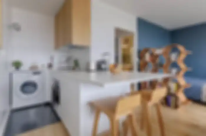 Foto tampilan desain dapur kecil yang tampak lebih mewah dengan trik dekorasi sederhana.