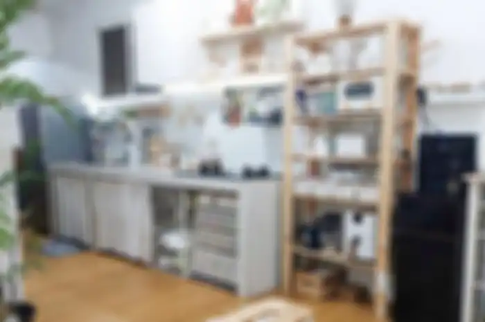 Cobalah mengganti desain dapur kecil agar fotonya terlihat lebih lega. Kolong bak cuci piring dibuat begini.