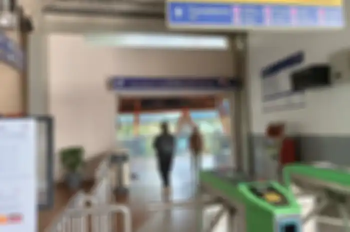 Cara membikin foto keren di Skywalk Kebayoran Lama, tempat wisata baru di Jakarta.