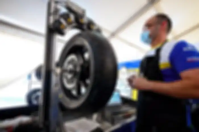Ban di MotoGP menggunakan angin khusus yang ternyata bukan dari nitrogen atau dari angin biasa. Kualitasnya jauh lebih bagus. 