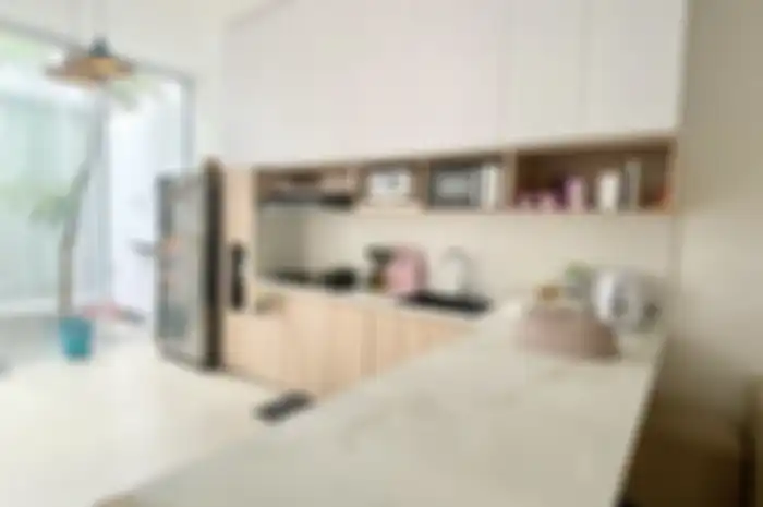 Foto dapur mungil yang tampak estetik dengan menata bumbu masak di dalam wadah model seperti ini.