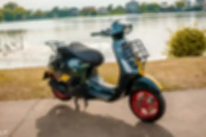 Modifikasi motor Vespa Sprint Racing Sixties garapan biker Vietnam.