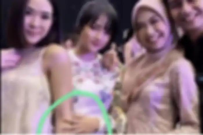 Fuji kembali menjadi sorotan. Kali ini, aksinya memegang lengan Gisel saat foto bareng bikin salfok.