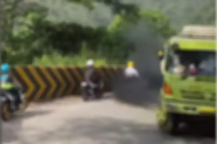Pemotor Honda Sonic 150R geber-geber knalpot brongnya, langsung dibalas oleh supir truk.