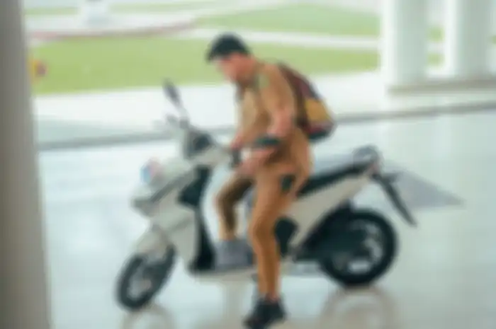 Mendadak jadi sorotan ketika Wali Kota Medan, Bobby Nasution naik motor listrik ke kantornya.
