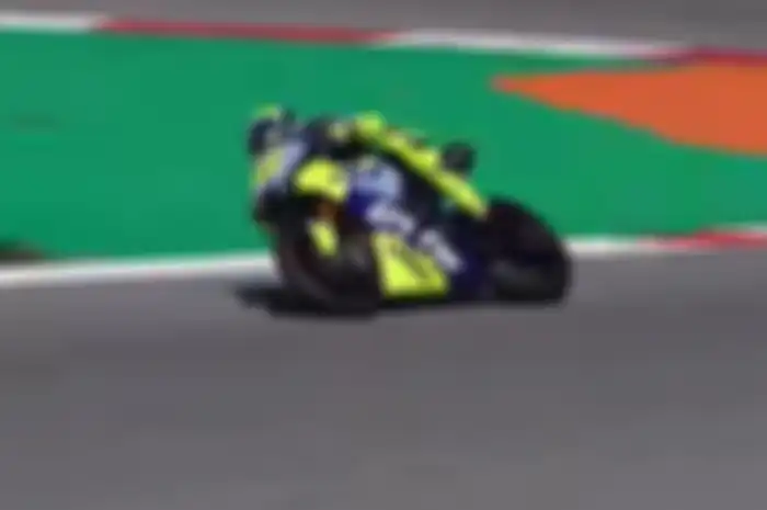 Valentino Rossi kembali ke lintasan balap menunggai Yamaha R1