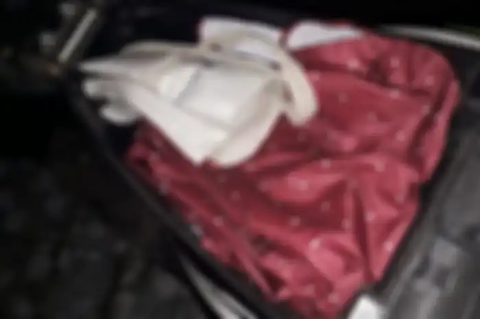 Meletakkan jas hujan di bagasi motor bikin cepat rusak. Mitos atau fakta nih?
