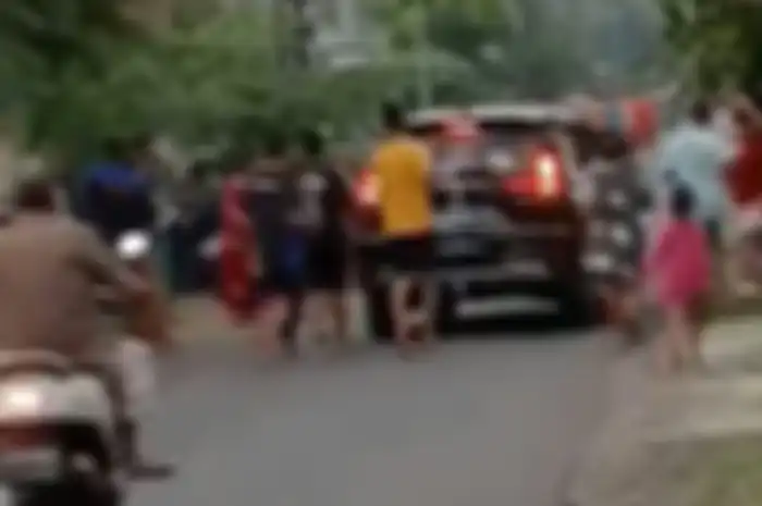 Pengendara Mitsubishi XPander di Jombang sebar duit di jalan