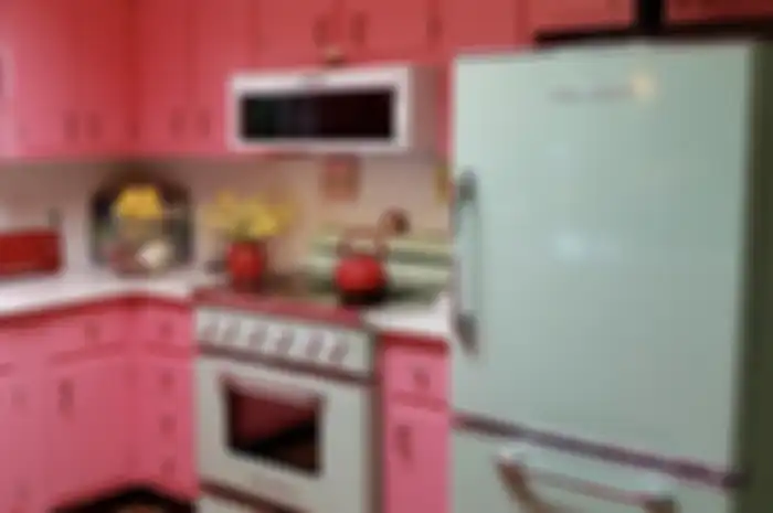 Pemakian warna pink yang dikombinasikan dengan kelir lain. Potret hasilnya dijamin anti norak.
