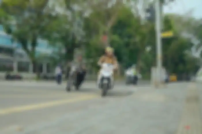 Wali Kota Medan, Bobby Nasution sudah mulai menggunakan motor listrik untuk berangkat kerja.