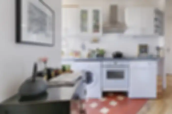 Desain dapur mungil dapat diubah dengan cara begini agar fotonya terasa lebih nyaman.